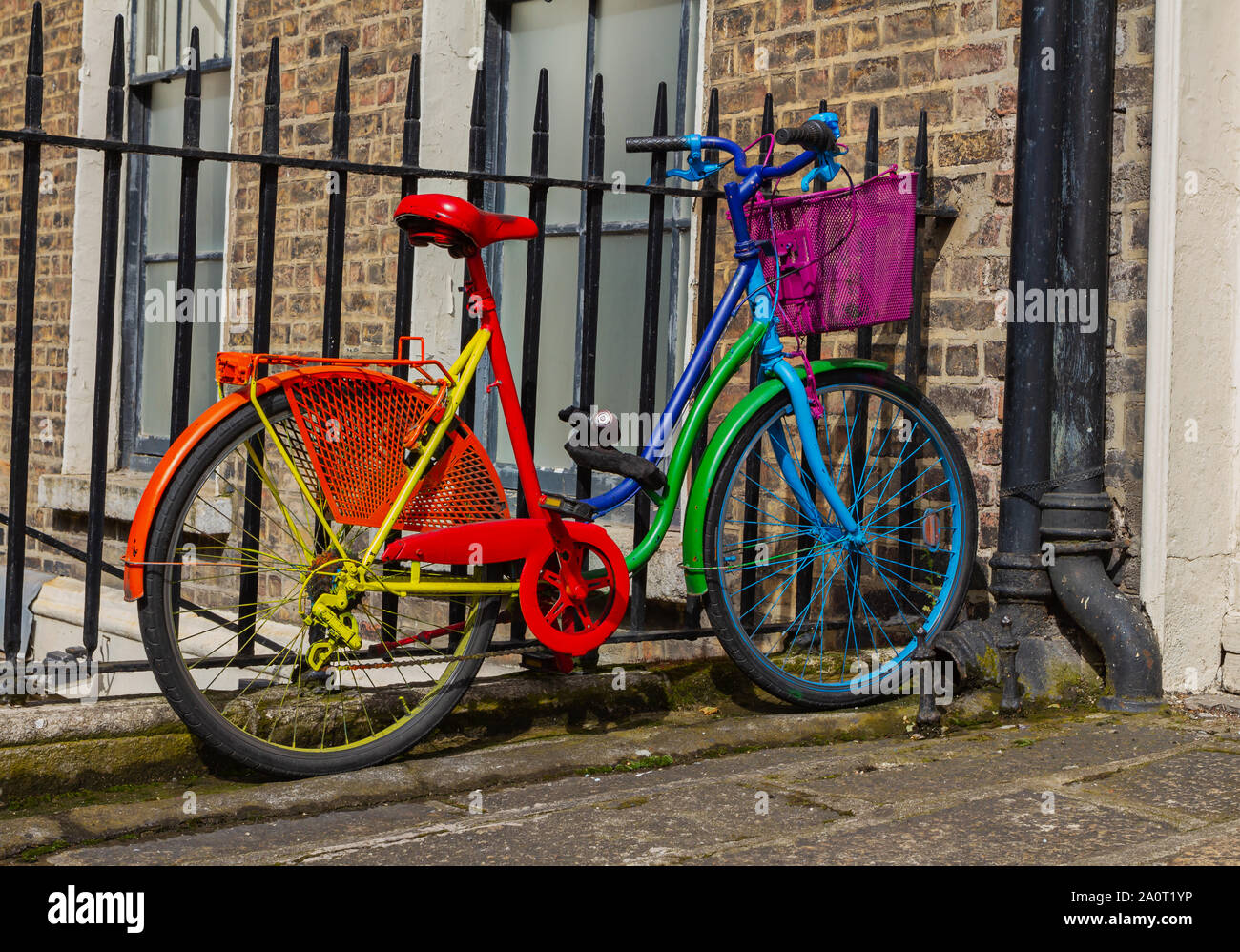 Vélo de vélo coloré aux couleurs vives et éclatantes de l'arc-en-ciel. Aux  rampes à l'extérieur du bâtiment en briques. Rouge, orange, jaune, vert,  bleu, violet indigo Photo Stock - Alamy