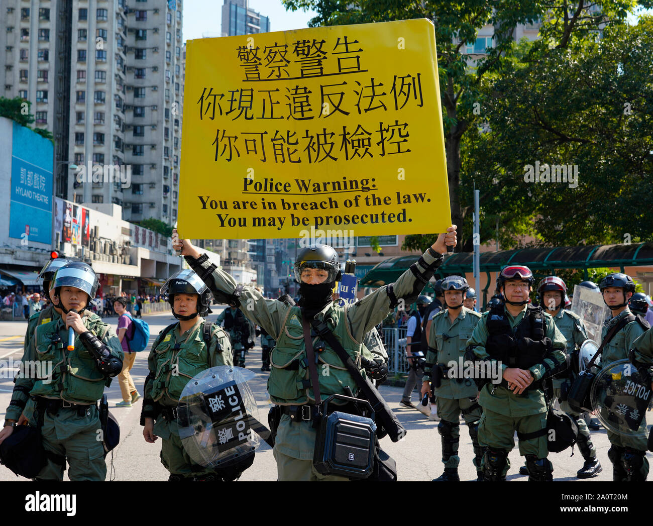 Tuen Mun, Hong Kong. 22 Sep, 2019. Démonstration de la démocratie Pro et mars à Tuen Mun à Hong Kong. Les manifestants qui protestaient contre le harcèlement par les sections de la communauté Pékin pro. Mars avait largement pacifique, plusieurs incidents violents avec la police à l'aide de gaz lacrymogènes. Plusieurs arrestations ont été effectuées. Sur la photo ; Police tente d'arrêter de mars. Credit : Iain Masterton/Alamy Live News Banque D'Images