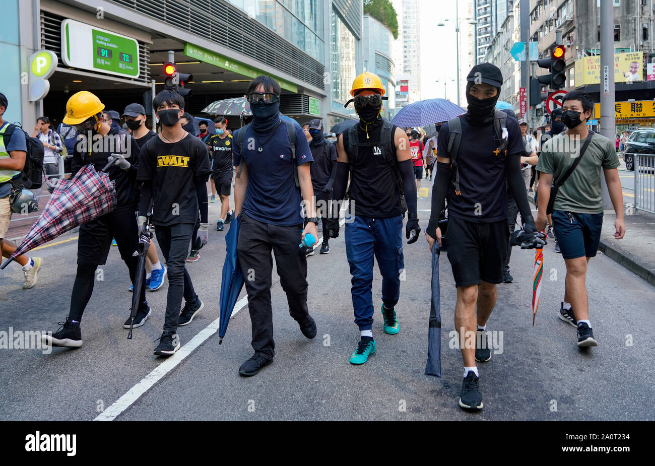 Tuen Mun, Hong Kong. 22 Sep, 2019. Démonstration de la démocratie Pro et mars à Tuen Mun à Hong Kong. Les manifestants qui protestaient contre le harcèlement par les sections de la communauté Pékin pro. Mars avait largement pacifique, plusieurs incidents violents avec la police à l'aide de gaz lacrymogènes. Plusieurs arrestations ont été effectuées. Sur la photo ; dirigeants vêtu de noir. Credit : Iain Masterton/Alamy Live News Banque D'Images