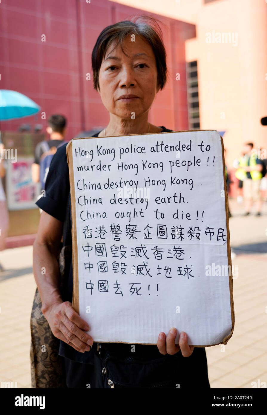 Tuen Mun, Hong Kong. 22 Sep, 2019. Démonstration de la démocratie Pro et mars à Tuen Mun à Hong Kong. Les manifestants qui protestaient contre le harcèlement par les sections de la communauté Pékin pro. Mars avait largement pacifique, plusieurs incidents violents avec la police à l'aide de gaz lacrymogènes. Plusieurs arrestations ont été effectuées. Sur la photo ; Crédit : Iain Masterton/Alamy Live News Banque D'Images