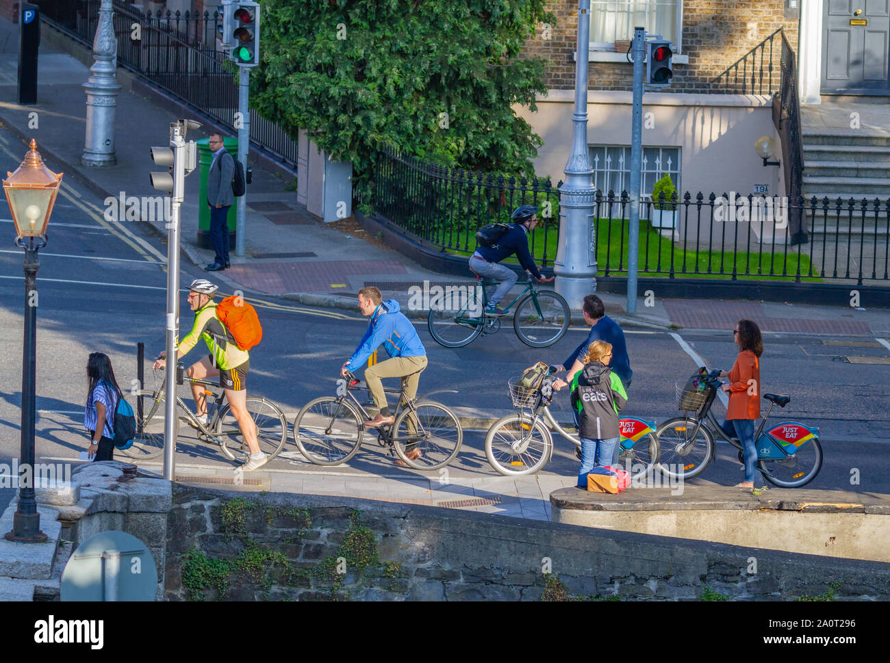 Matin, les navetteurs au travail à vélo sur des vélos bicyclettes, de piste cyclable au pont Huband, Dublin, Irlande. L'environnement voie cyclable Banque D'Images