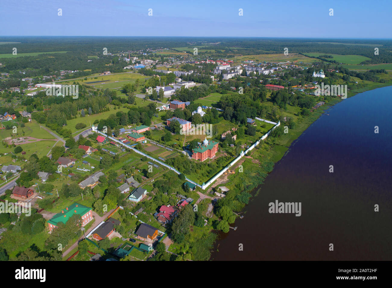 Hauteur de vue sur l'ancien sacré Ladoga et de jeune fille dans le monastère Ouspenski Juillet ensoleillé l'après-midi. Vieux Ladoga, Russie Banque D'Images