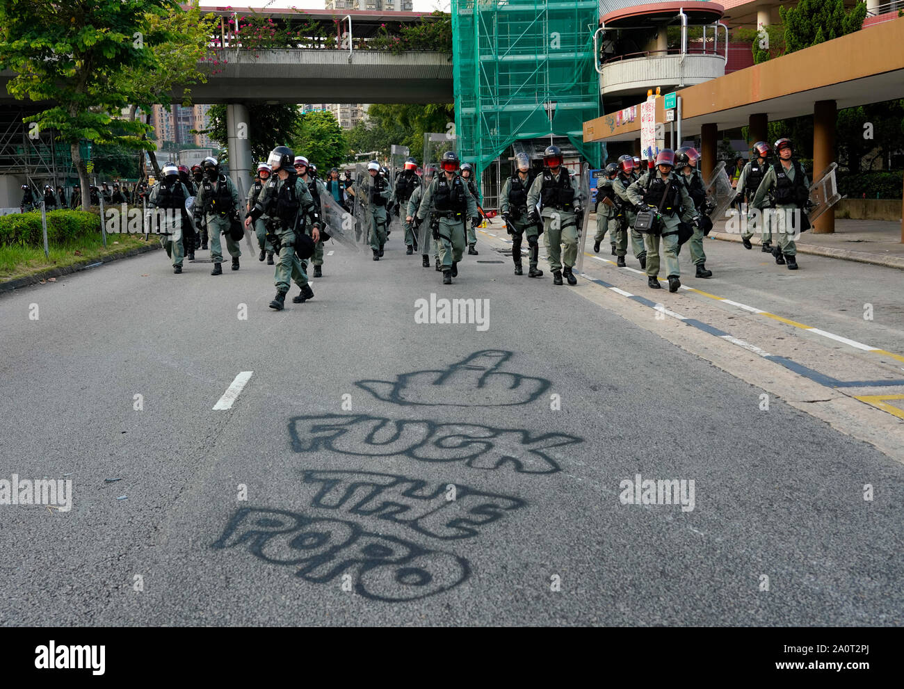 Tuen Mun, Hong Kong. 22 Sep, 2019. Démonstration de la démocratie Pro et mars à Tuen Mun à Hong Kong. Les manifestants qui protestaient contre le harcèlement par les sections de la communauté Pékin pro. Mars avait largement pacifique, plusieurs incidents violents avec la police à l'aide de gaz lacrymogènes. Plusieurs arrestations ont été effectuées. Sur la photo ; Crédit : Iain Masterton/Alamy Live News Banque D'Images