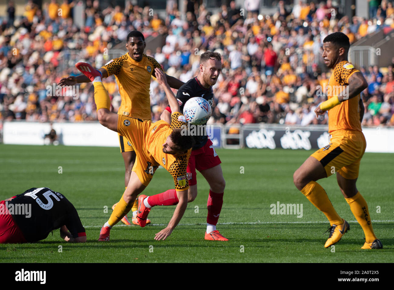 Newport, Royaume-Uni. Sep 21, 2019. Josh Sheehan du comté de Newport est encrassé dans la surface de réparation et de Newport sont attribués une pénalité. L'EFL Skybet deux ligue de football, Newport county v Exeter city à Rodney Parade à Newport, Pays de Galles le samedi 21 septembre 2019. Cette image ne peut être utilisé qu'à des fins rédactionnelles. Usage éditorial uniquement, licence requise pour un usage commercial. Aucune utilisation de pari, de jeux ou d'un seul club/ligue/dvd publications.pic par Crédit : Andrew Orchard la photographie de sport/Alamy Live News Banque D'Images