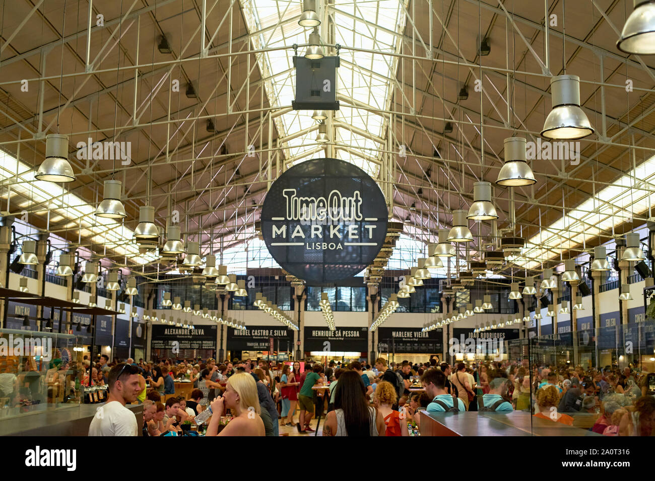 Lisbonne, Portugal, 28 août 2019 : l'heure de la nourriture - marché gourmand place populaire. Mercado da Ribeira Banque D'Images