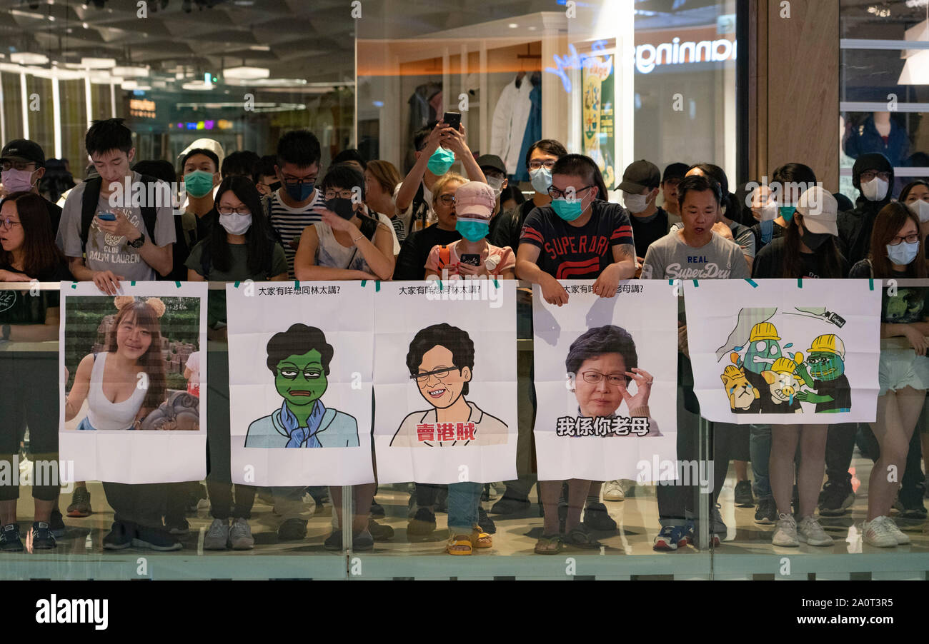 Tuen Mun, Hong Kong. 22 Sep, 2019. Démonstration de la démocratie Pro et mars à Tuen Mun à Hong Kong. Les manifestants qui protestaient contre le harcèlement par les sections de la communauté Pékin pro. Mars avait largement pacifique, plusieurs incidents violents avec la police à l'aide de gaz lacrymogènes. Plusieurs arrestations ont été effectuées. Sur la photo ; protester à Yuen Long Mall YoHo. Credit : Iain Masterton/Alamy Live News Banque D'Images