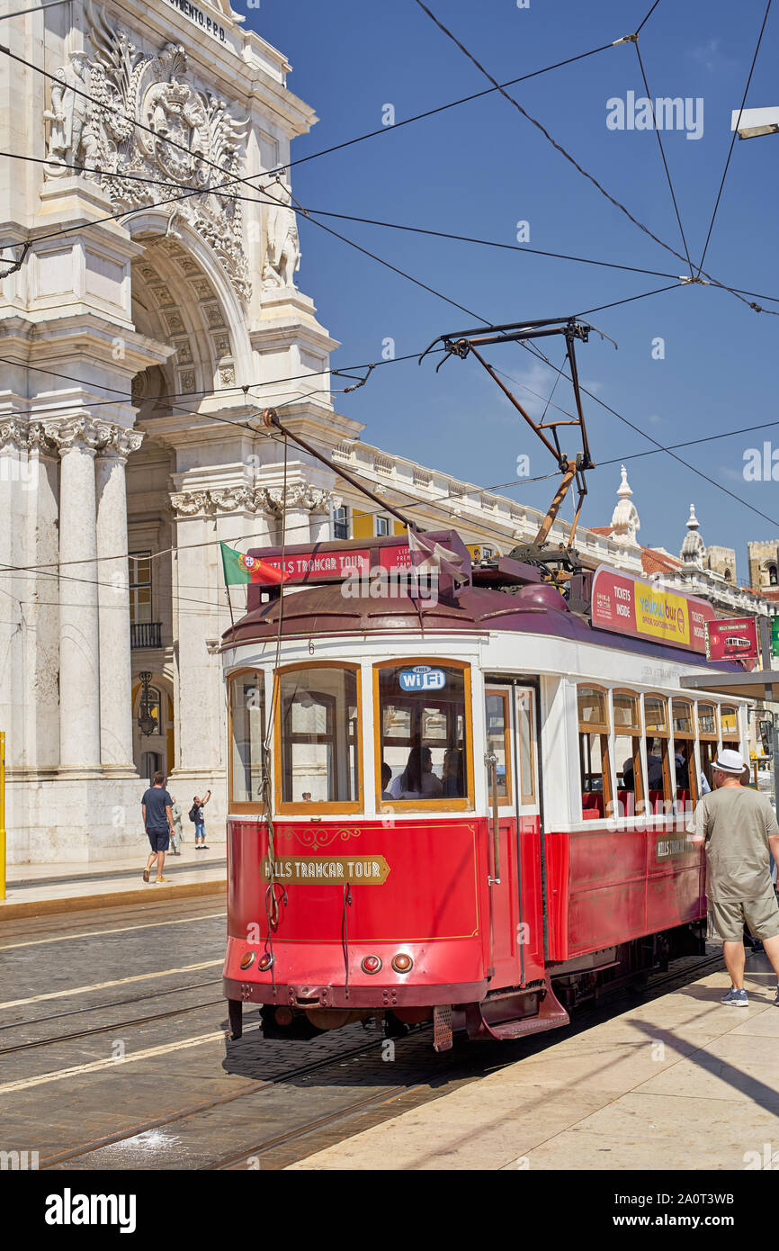 Lisbonne, Portugal - 27 août 2019 : tram vintage traditionnel dans une rue du vieux centre-ville Banque D'Images