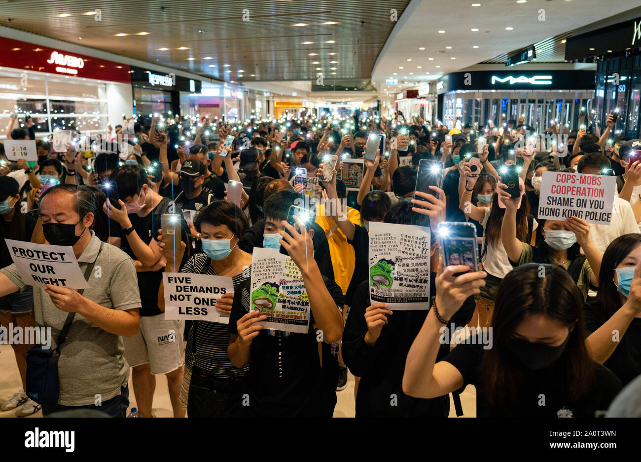 Tuen Mun, Hong Kong. 22 Sep, 2019. Démonstration de la démocratie Pro et mars à Tuen Mun à Hong Kong. Les manifestants qui protestaient contre le harcèlement par les sections de la communauté Pékin pro. Mars avait largement pacifique, plusieurs incidents violents avec la police à l'aide de gaz lacrymogènes. Plusieurs arrestations ont été effectuées. Sur la photo ; protester à Yuen Long Mall YoHo. Credit : Iain Masterton/Alamy Live News Banque D'Images