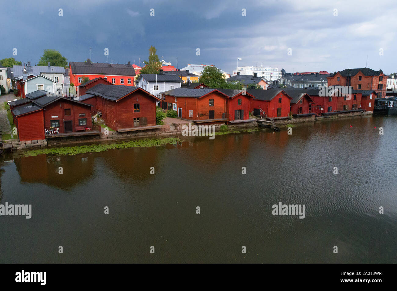 PORVOO, FINLANDE - le 20 juillet 2018 : Ancienne grange rouge sur la rive de la rivière sur un Porvonjoki Juillet nuageux (jour de tournage un quadcopter) Banque D'Images