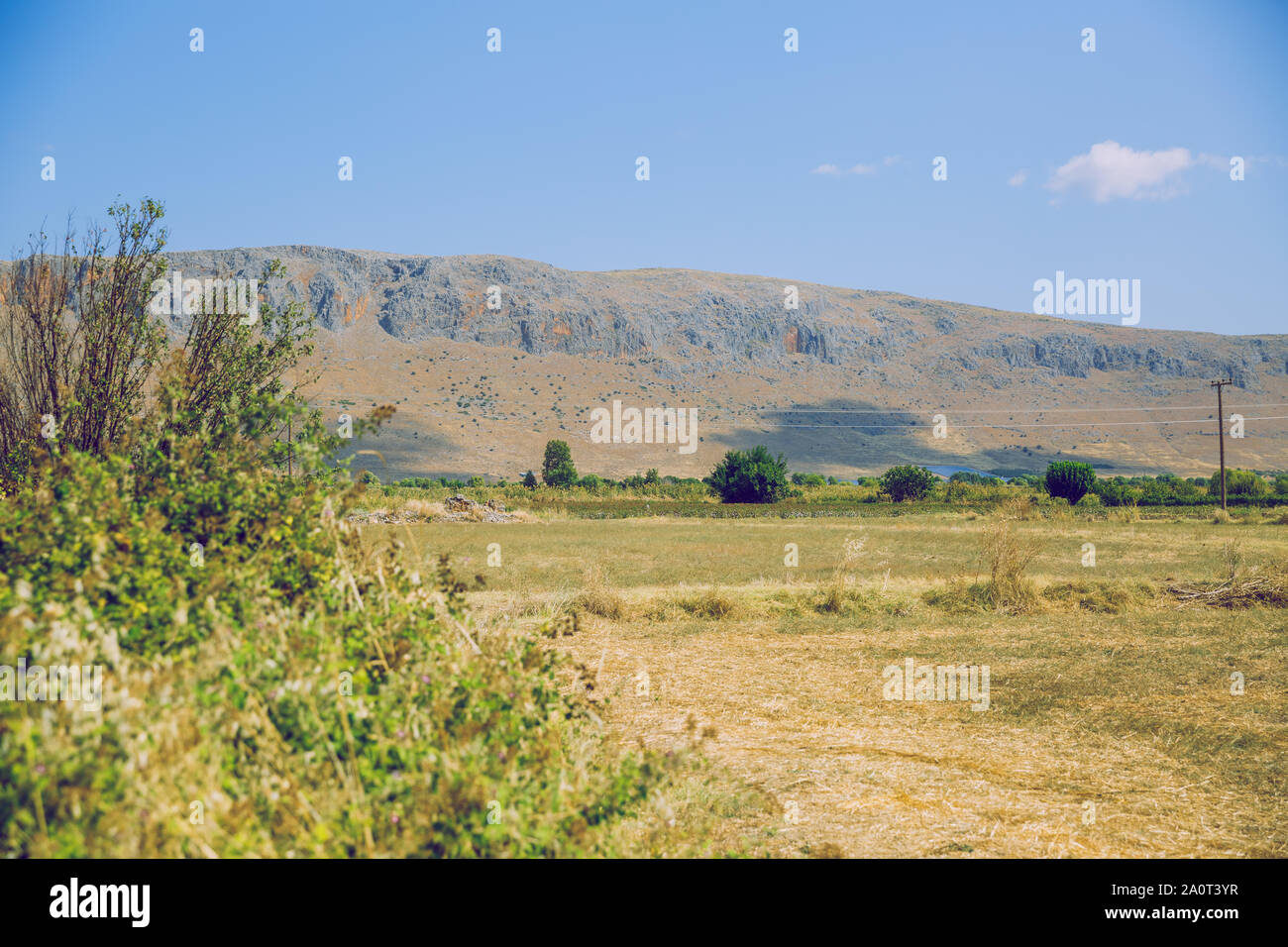 République grecque. Les champs et les montagnes, l'herbe et les arbres. Au loin les montagnes et ciel. 13. Septembre 2019. Banque D'Images