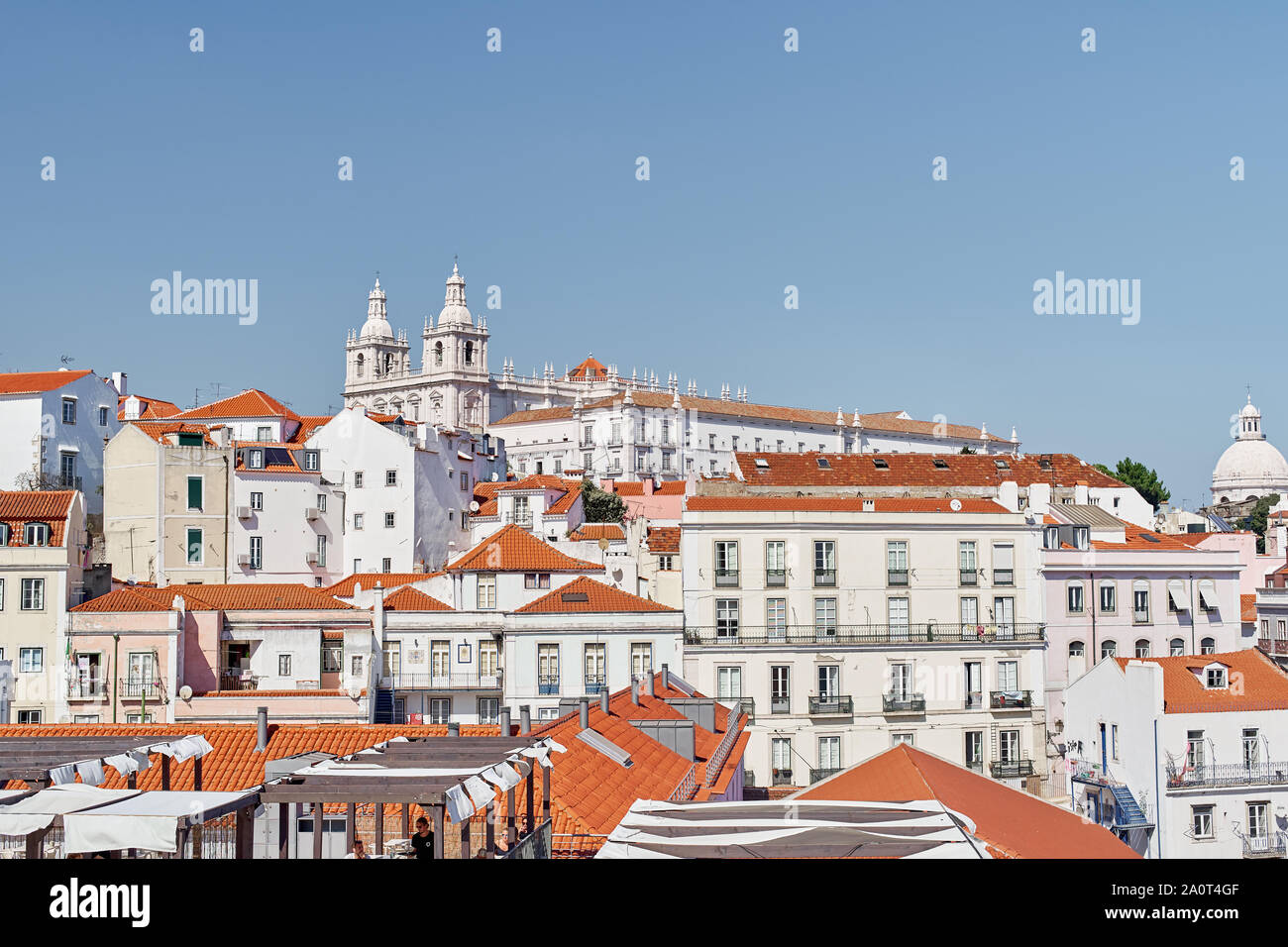 Lisbonne, Portugal - 27 août 2019 : vue sur la vieille ville de Lisbonne, à partir de la plate-forme viweing Miradouro das Portas do Sol Banque D'Images