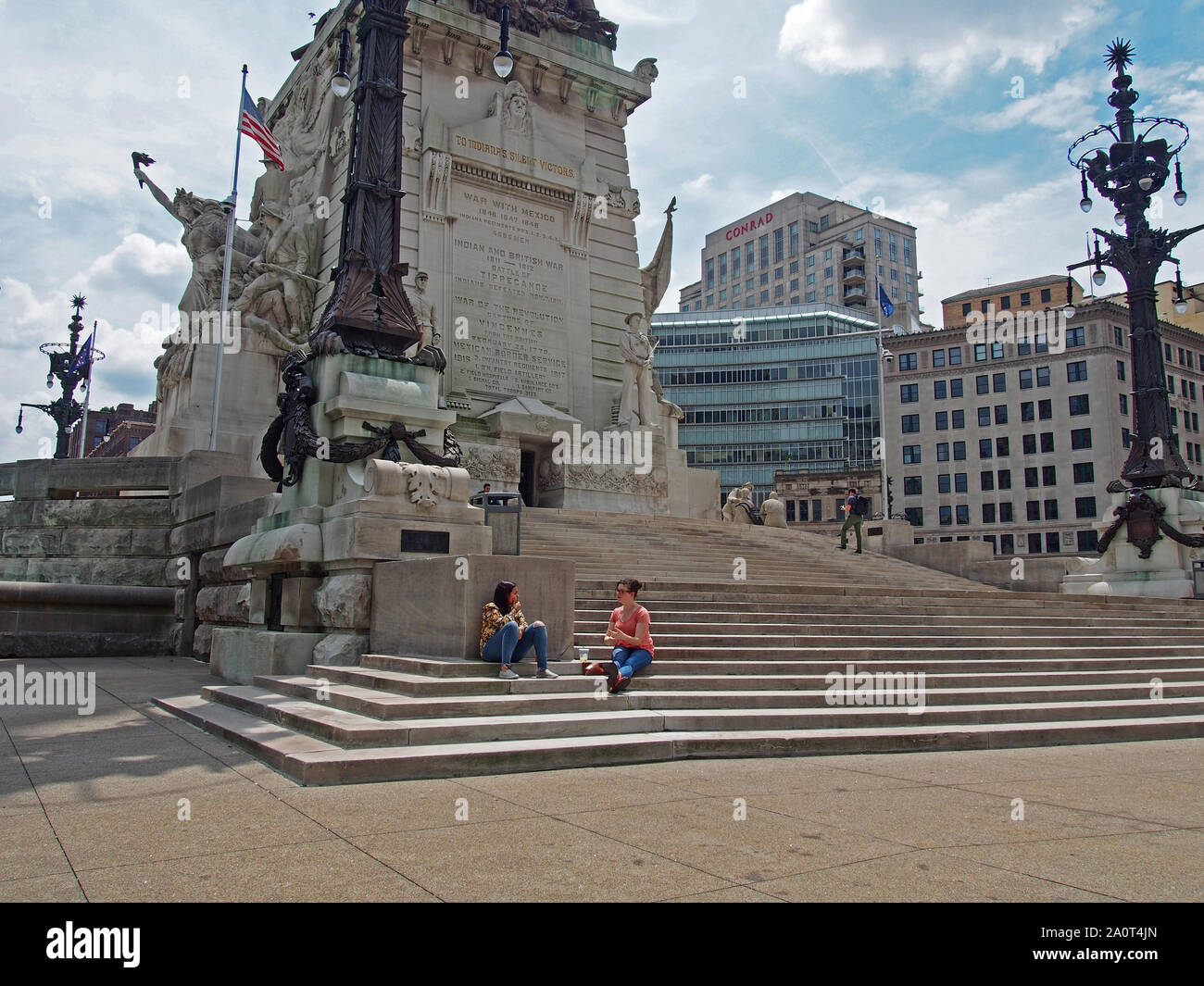 Les touristes à traîner sur les pas de soldats et marins Monument, Indianapolis, Indiana, USA, le 26 juillet 2019, © Katharine Andriotis Banque D'Images