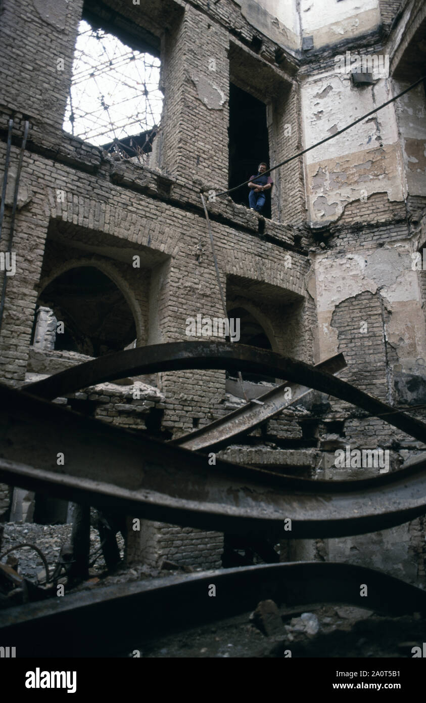 31 mai 1993 pendant le siège de Sarajevo : l'intérieur de l'holocauste à la National Art Gallery et de la bibliothèque sur Obala Kulina bana. Aujourd'hui, c'est l'Hôtel de ville de Sarajevo. Banque D'Images