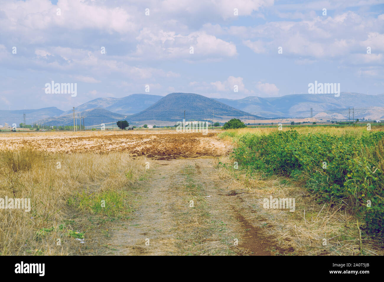 République grecque. Les champs et les montagnes, l'herbe et les arbres. Au loin les montagnes et ciel. 13. Septembre 2019 Banque D'Images