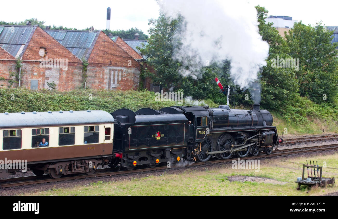 73156, une classe standard BR 5 locomotive vapeur quittant la gare de Loughborough sur le Great Central Railway, Leicestershire, Angleterre, Royaume-Uni. Banque D'Images