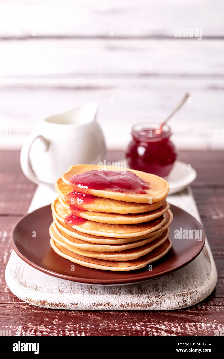 Délicieux petit-déjeuner. Confiture de fraise avec des crêpes et du beurre. Focus sélectif. Banque D'Images