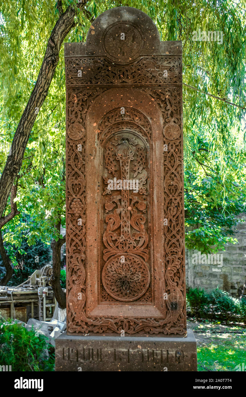 Khatchkar anciennes en pierre avec des chiffres de saints dans un cercle, encadrées par un tissu de sculpté des brindilles de raisins, grenades et les disques du soleil dans le parc de la Ch Banque D'Images