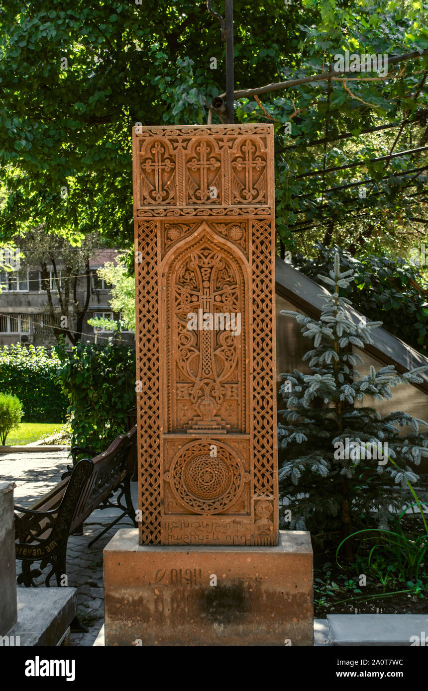 Croix sculptée en pierre dans le parc khatchkar - sur le territoire de l'Église 'Zoravor' au milieu de zones résidentielles de Yerevan Banque D'Images