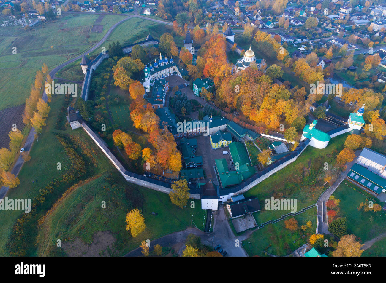 Une vue de la hauteur de la monastère de la Dormition Pskovo-Pechersky dans l'automne doré (aerial survey). Pechory, Russie Banque D'Images