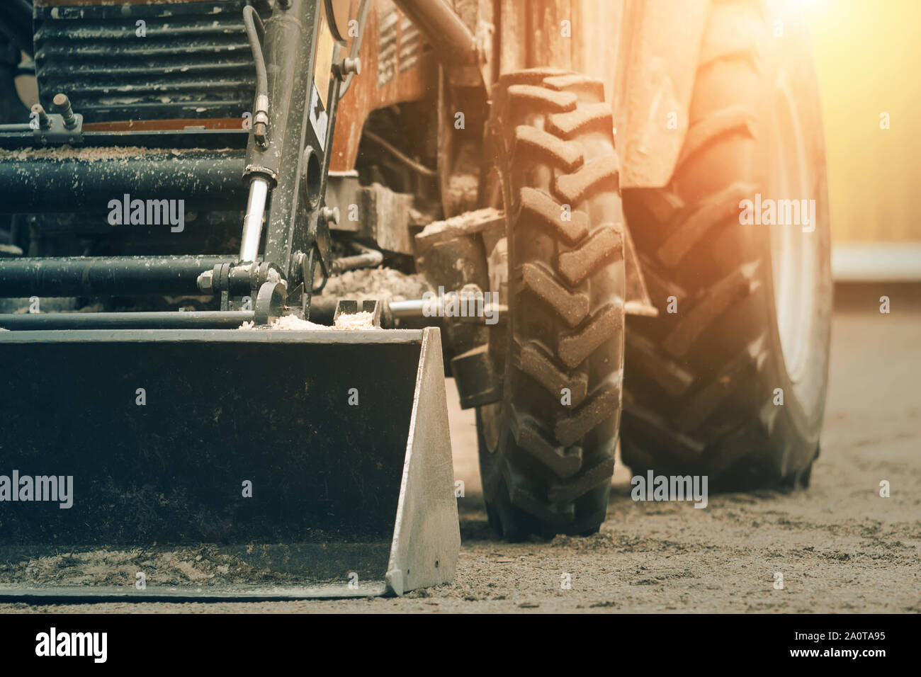 Un grand seau et les grandes roues avec pneus neufs à l'Bulldozer ...