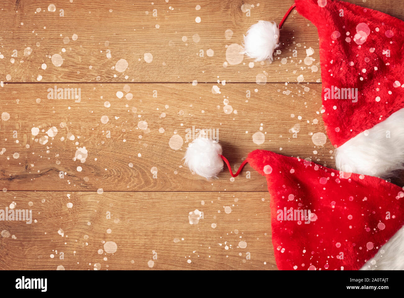 A Santa Claus Hat sur un fond de bois. Noël arrière-plan. Haut de la vue, télévision Lay. Vacances d'hiver fond Avec copie Espace. Appelée Snow Banque D'Images
