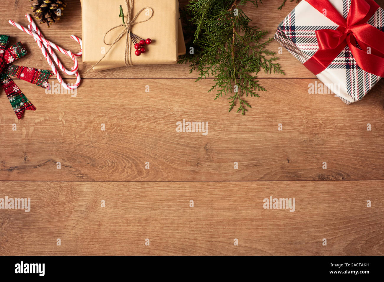 Noël arrière-plan. Vue de dessus de boîtes de Noël dans l'artisanat et la bande rouge décoré de papier, , Direction générale de l'alimentation, Red Bow On Wooden Table Banque D'Images