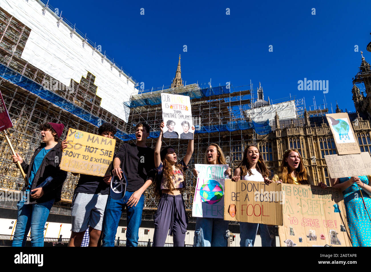 20 septembre 2019, Londres, Royaume-Uni - jeunes écoliers holding bannières et enseignes, criant devant les Maisons du Parlement, le climat mondial grève dans Westminster Banque D'Images