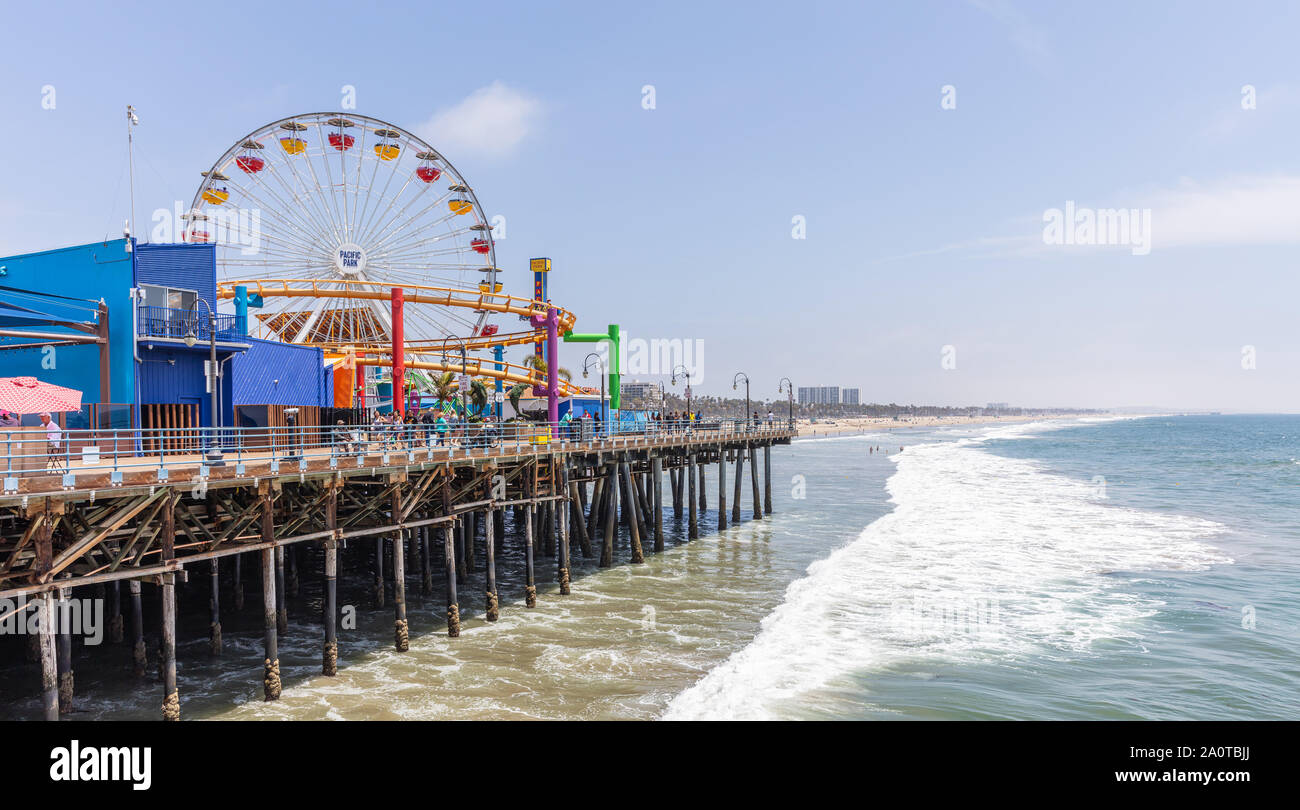 Santa Monica, Los Angeles, Californie, États-Unis. Le 30 mai 2019. Grande roue et montagnes russes sur la jetée de Santa Monica, Long Beach, ciel bleu et mer, ensoleillée de l'IRSS Banque D'Images