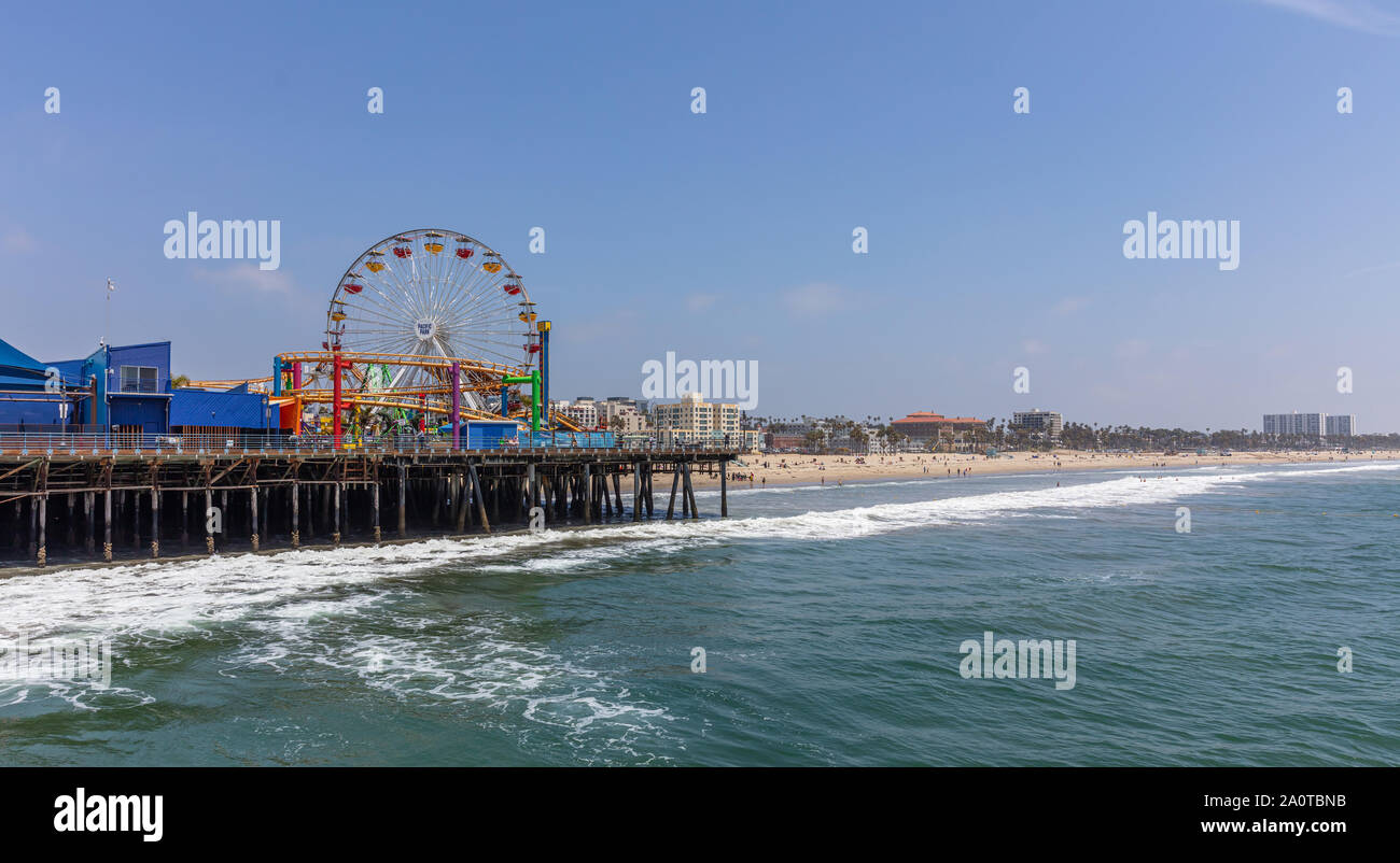 Santa Monica, Los Angeles, Californie, États-Unis. Le 30 mai 2019. Grande roue et montagnes russes sur la jetée de Santa Monica, Long Beach, ciel bleu et mer, ensoleillée de l'IRSS Banque D'Images
