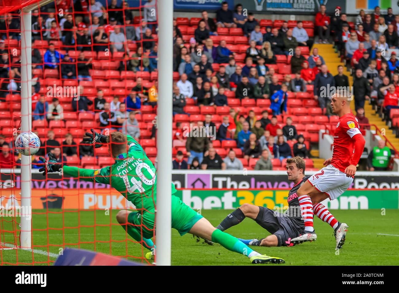 15 septembre 2019, Oakwell, Barnsley, Angleterre ; Sky Bet Championship Football, Barnsley vs Leeds United ; Patrick Bamford (9) de Leeds United voit son objectif essuyé pour off side Crédit : Craig Milner/News Images images Ligue de football anglais sont soumis à licence DataCo Banque D'Images