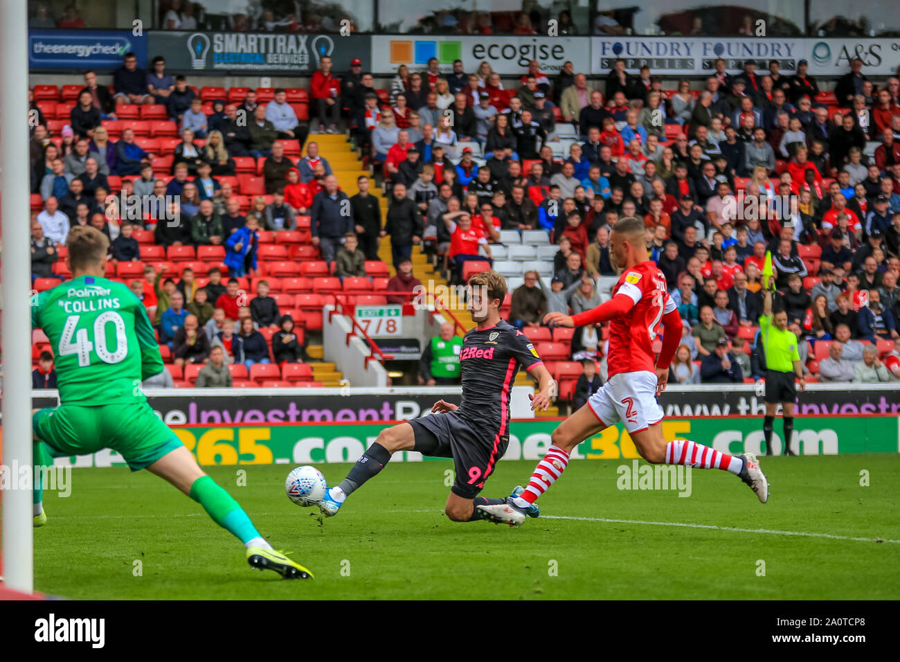 15 septembre 2019, Oakwell, Barnsley, Angleterre ; Sky Bet Championship Football, Barnsley vs Leeds United ; Patrick Bamford (9) de Leeds United voit son objectif essuyé pour off side Crédit : Craig Milner/News Images images Ligue de football anglais sont soumis à licence DataCo Banque D'Images