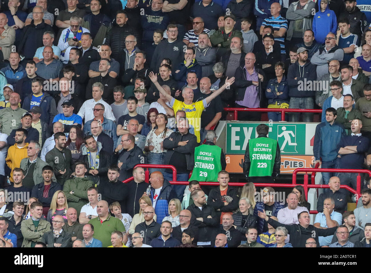 15 septembre 2019, Oakwell, Barnsley, Angleterre ; Sky Bet Championship Football, Barnsley vs Leeds United ; un ventilateur réagit à la Leeds Barnsley fans après leur but est refusé pour hors-jeu Crédit : Mark Cosgrove/News Images images Ligue de football anglais sont soumis à licence DataCo Banque D'Images