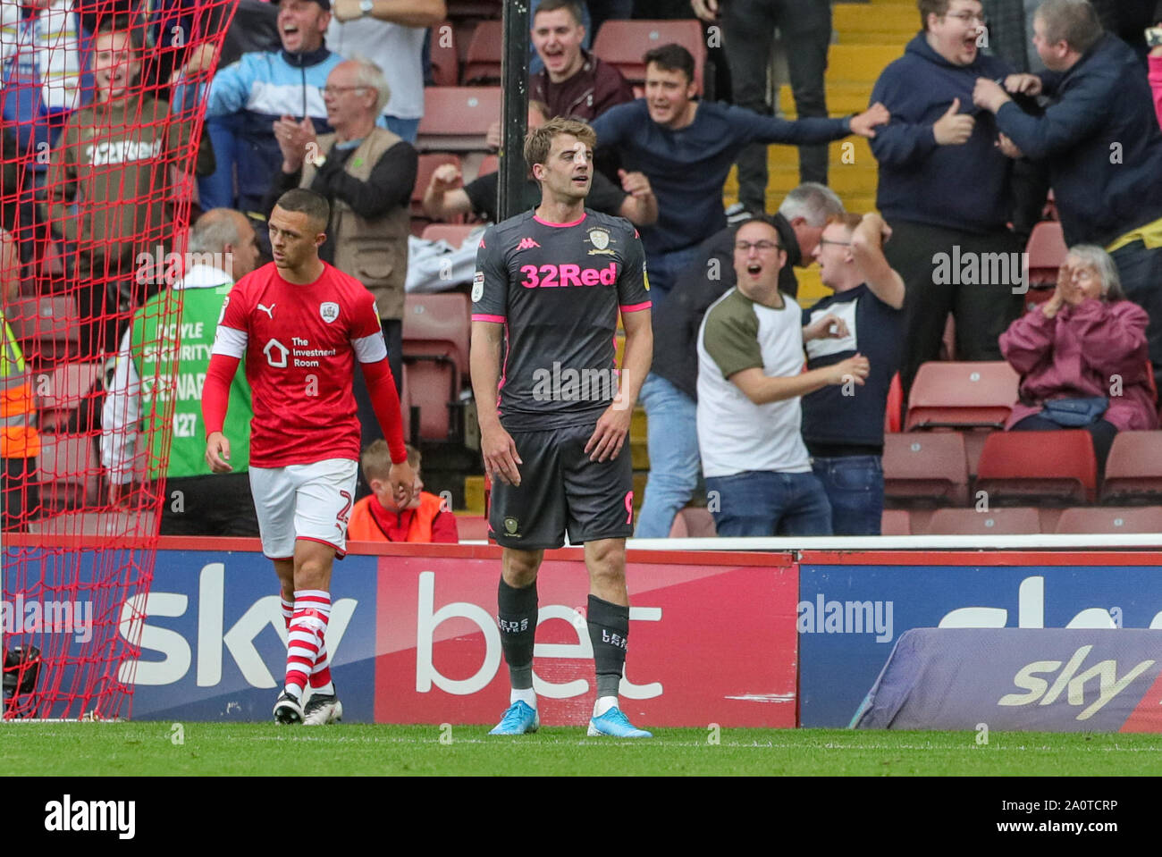 15 septembre 2019, Oakwell, Barnsley, Angleterre ; Sky Bet Championship Football, Barnsley vs Leeds United ; Patrick Bamford (9) de Leeds United est découragée car son but est refusé pour hors-jeu Crédit : Mark Cosgrove/News Images images Ligue de football anglais sont soumis à licence DataCo Banque D'Images
