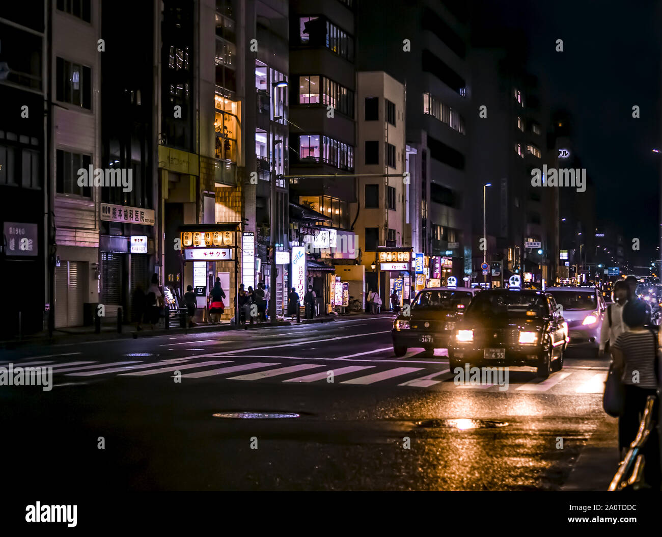 Kyoto, Japon : rue avec les voitures et les néons colorés de nuit Banque D'Images