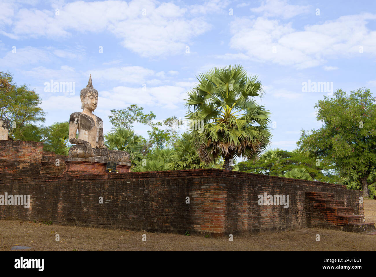 La sculpture d'un Bouddha assis sur les ruines d'un temple bouddhiste Wat Mae Chon. Sukhothai, Thaïlande Banque D'Images