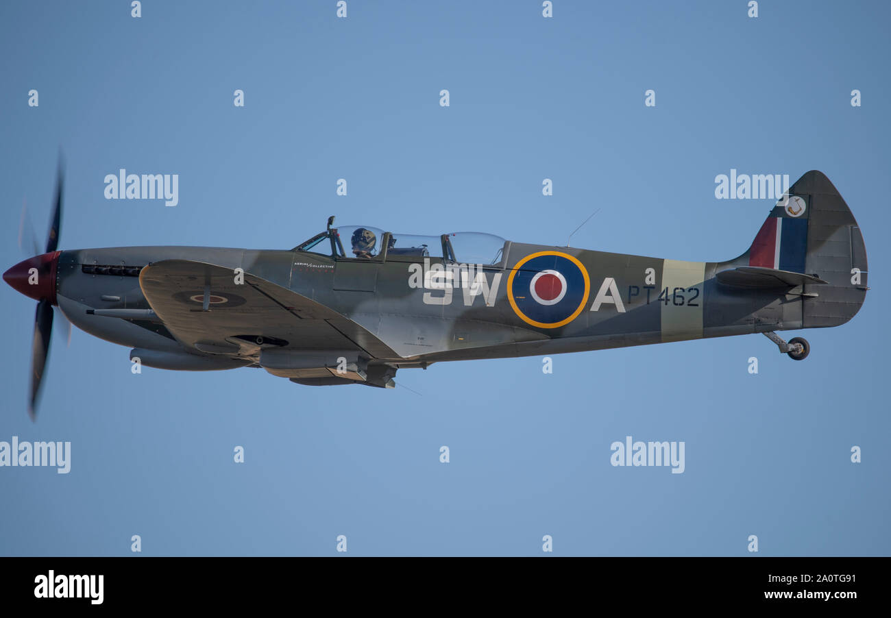 Cambridge, Cambridgeshire, Royaume-Uni. 21 septembre 2019. Week-end à thème des années 1940, de voler à Duxford IWM avec WW2 historique) et un vol de 15 Spitfire massés, commémorant le 50e anniversaire du film "Bataille d'Angleterre'. Des scènes du film, y compris le célèbre hangar explosant, ont été tourné sur place à Duxford. Image : Spitfire Mk IXT. Credit : Malcolm Park/Alamy Live News. Banque D'Images