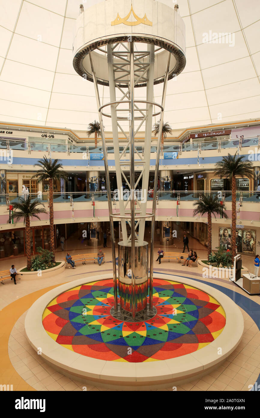 La vapeur interne fontaine dans l'atrium principal. L'intérieur du centre commercial Marina Mall. L'année 2001. Abou Dhabi. No. Banque D'Images
