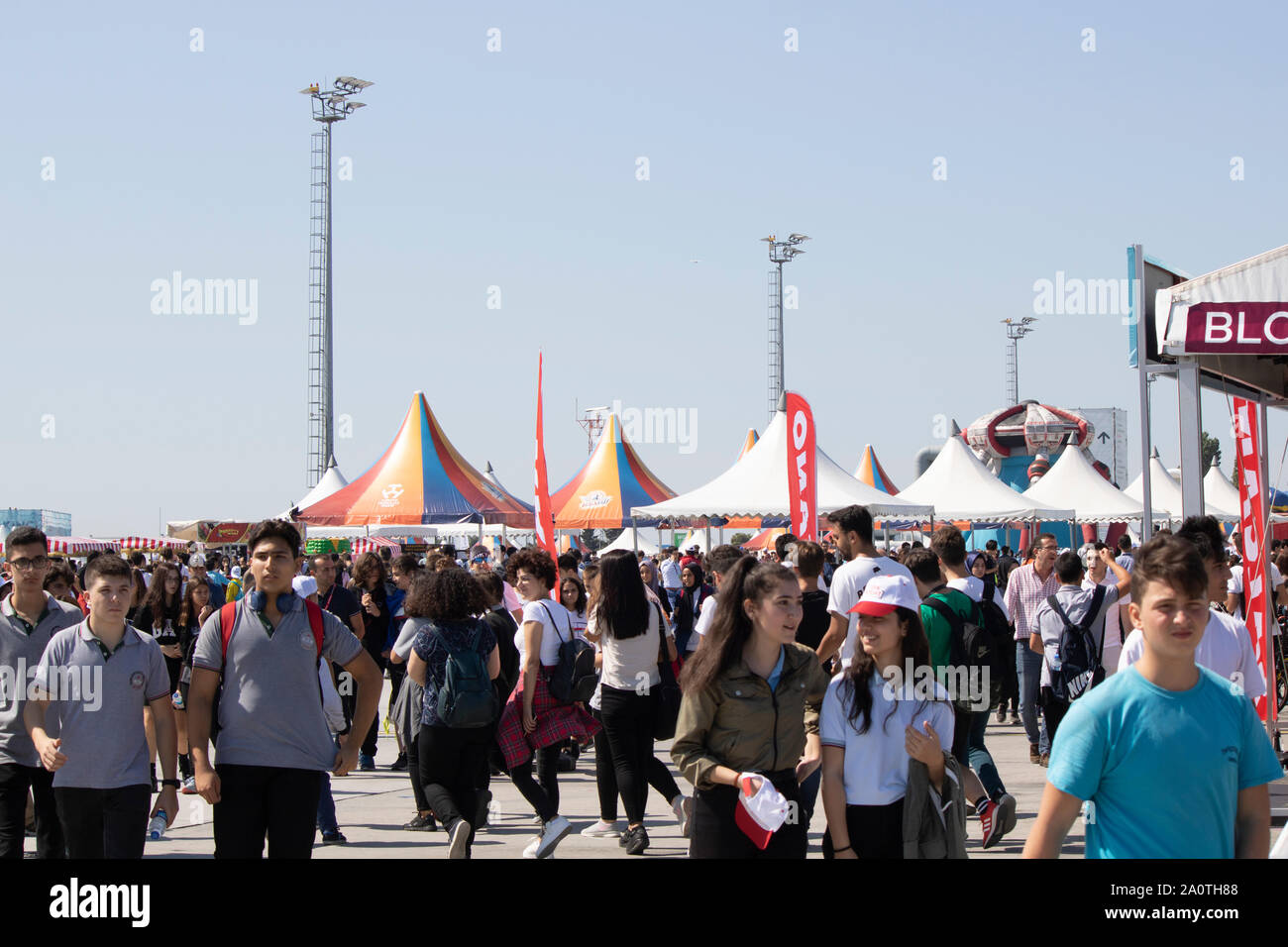 Istanbul, Turquie - Septembre-18,2019 : Les gens qui vont à l'Teknofest zone du festival. Dans l'arrière-plan. Présentation des tentes. Banque D'Images