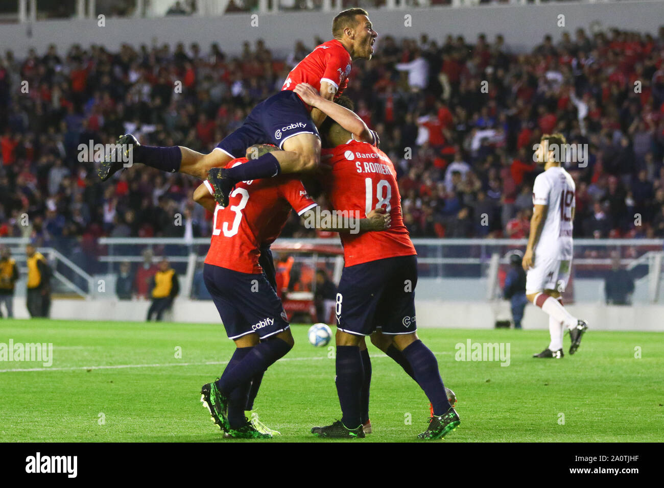 BUENOS AIRES, 14.09.2019 : Nicolas Domingo sur le dessus et certains joueurs de l'Independiente célébrant le but pendant le match entre Independiente un Banque D'Images