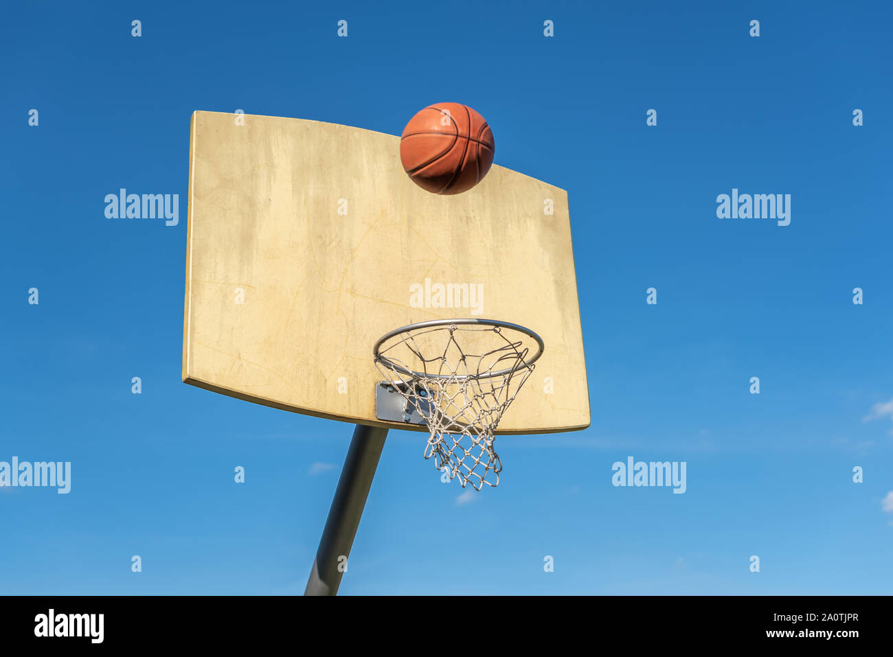 Basket-ball Basket-ball vole dans l'anneau. Banque D'Images