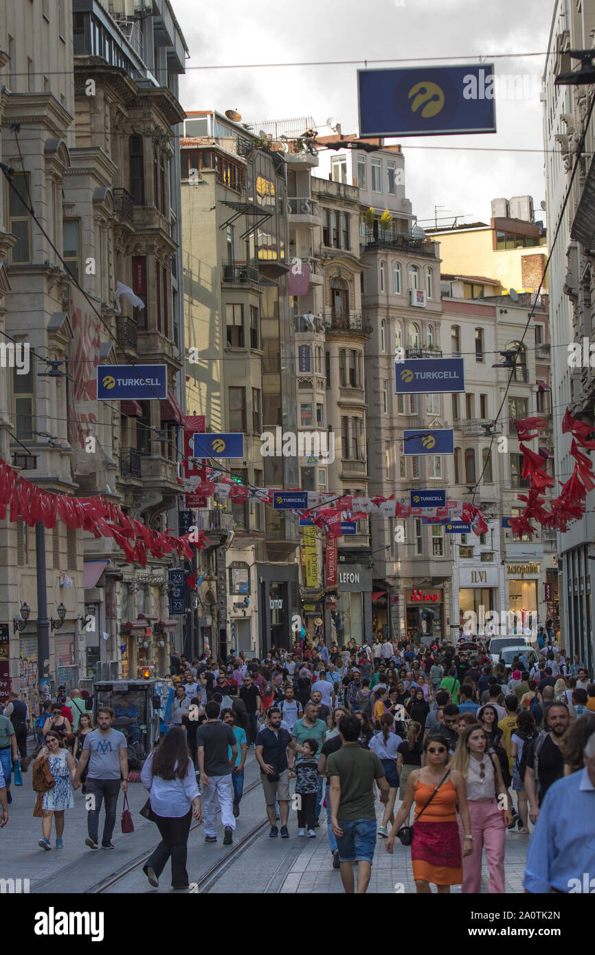 Célèbre la rue Istiklal à Beyoglu, Istanbul, bondé de retour et décorée de drapeaux et bannières. Banque D'Images