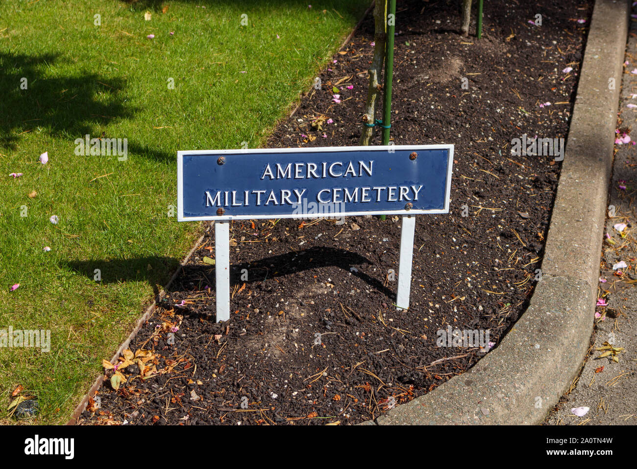 Panneau à l'entrée pour le cimetière militaire américain dans les cimetières militaires au cimetière de Brookwood, Pirbright, Woking, Surrey, Angleterre du Sud-Est Banque D'Images