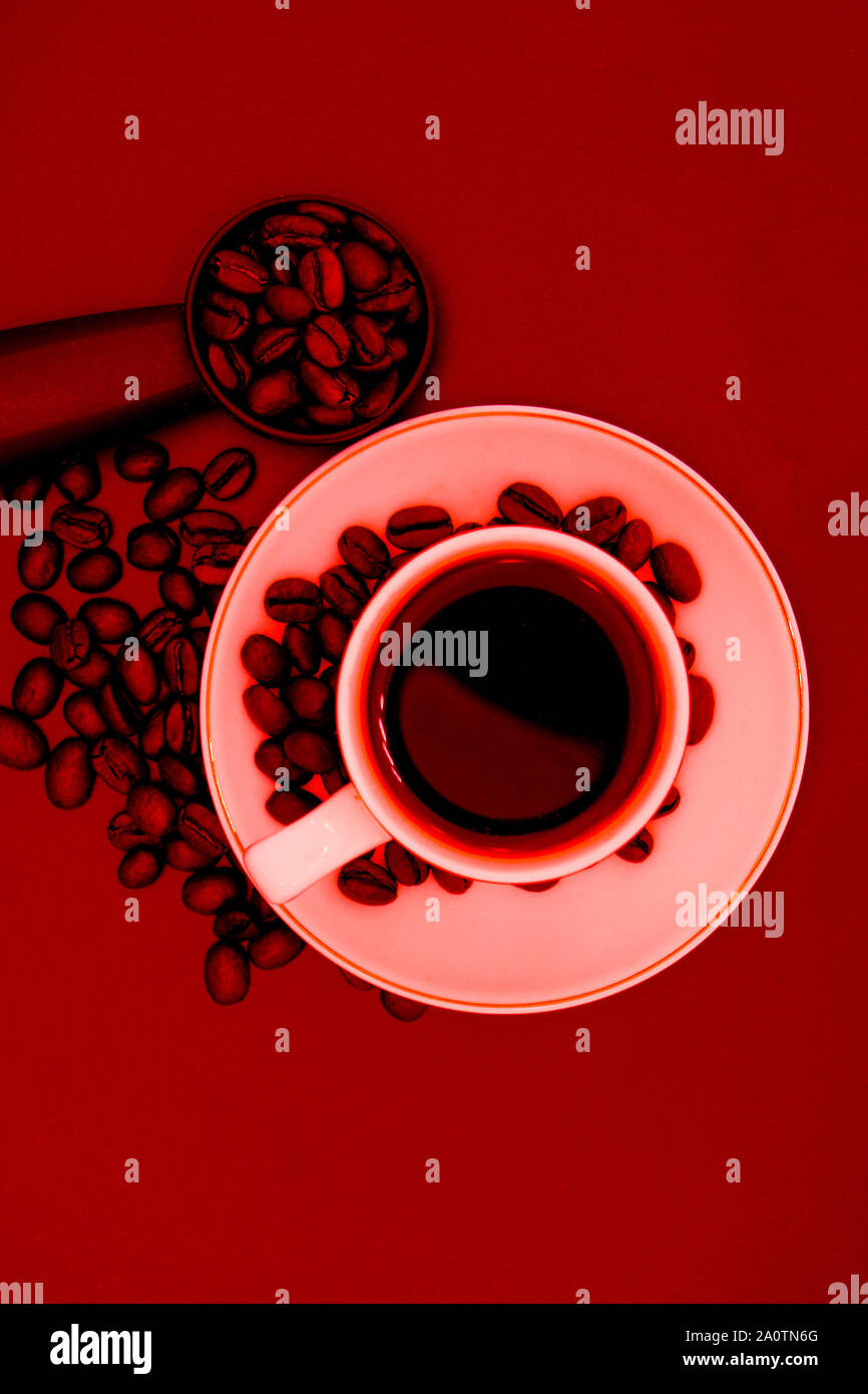 Photo de café noir dans une tasse blanche sur fond rouge Banque D'Images