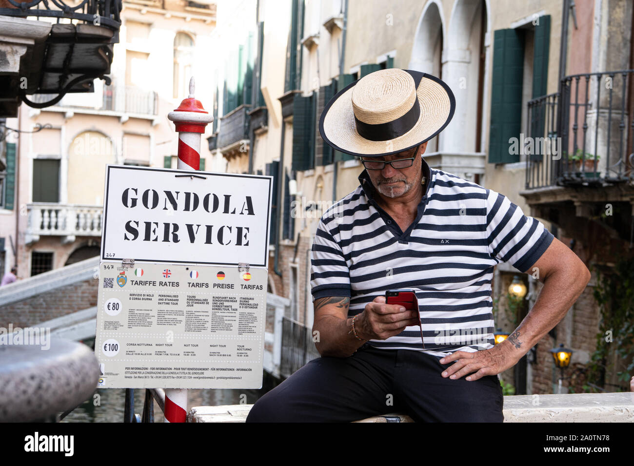 Gondoliers relaxer tout en attente d'un tarif, Venise, Italie Banque D'Images