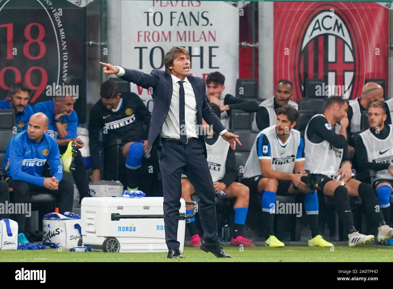 MILAN, ITALIE - 21 SEPTEMBRE : Antonio Conte l'entraîneur-chef de l'Internazionale FC diriger son équipe pendant la Seria un match entre l'AC Milan vs FC Internazionale au Stadio San Siro, Stadio Giuseppe Meazza, le 21 septembre 2019 à Milan, Italie. Credit : Daniela Porcelli/SPP/Alamy Live News Banque D'Images