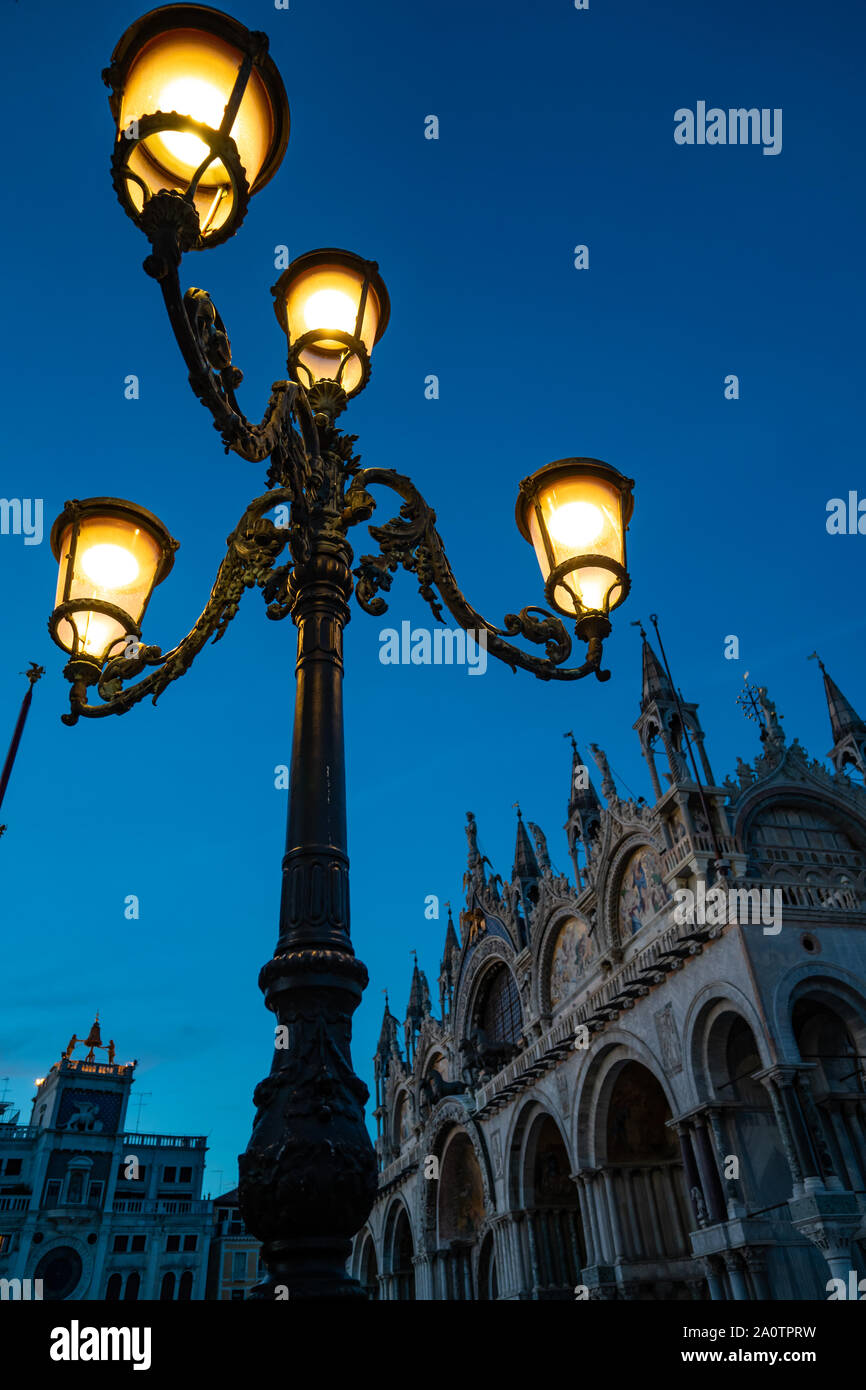 Lampadaires ornés au crépuscule, la place Saint-Marc, Venise, Italie Banque D'Images