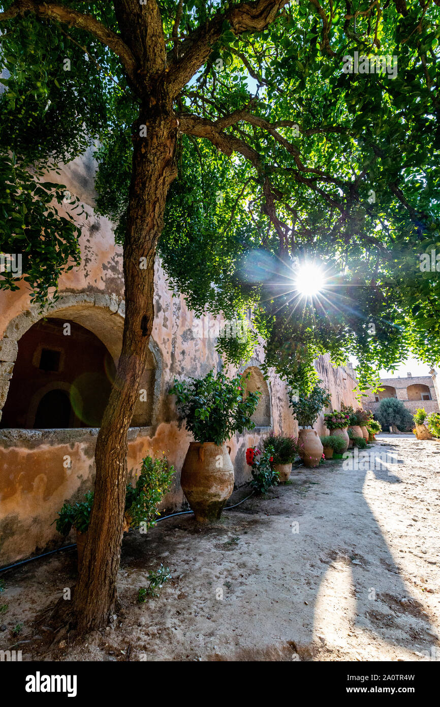 Les pots de fleurs vu dans la cour du monastère d'Arkadi près de Rethymno, Crète, Grèce Banque D'Images