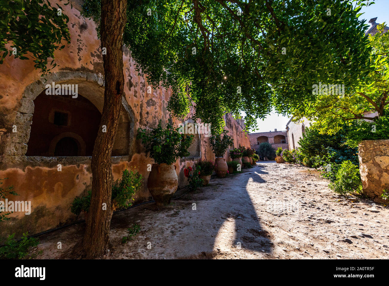 Les pots de fleurs vu dans la cour du monastère d'Arkadi près de Rethymno, Crète, Grèce Banque D'Images