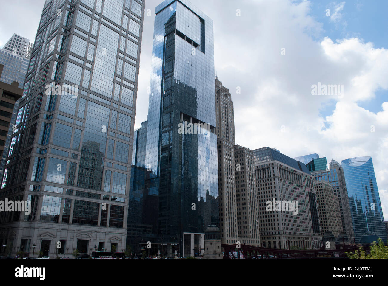 L'architecture moderne de verre et d'acier avec motif de réflexion sur le mur de nuages. Des tons de bleu. Les cellules, des motifs géométriques. Bâtiment de style urbain Banque D'Images
