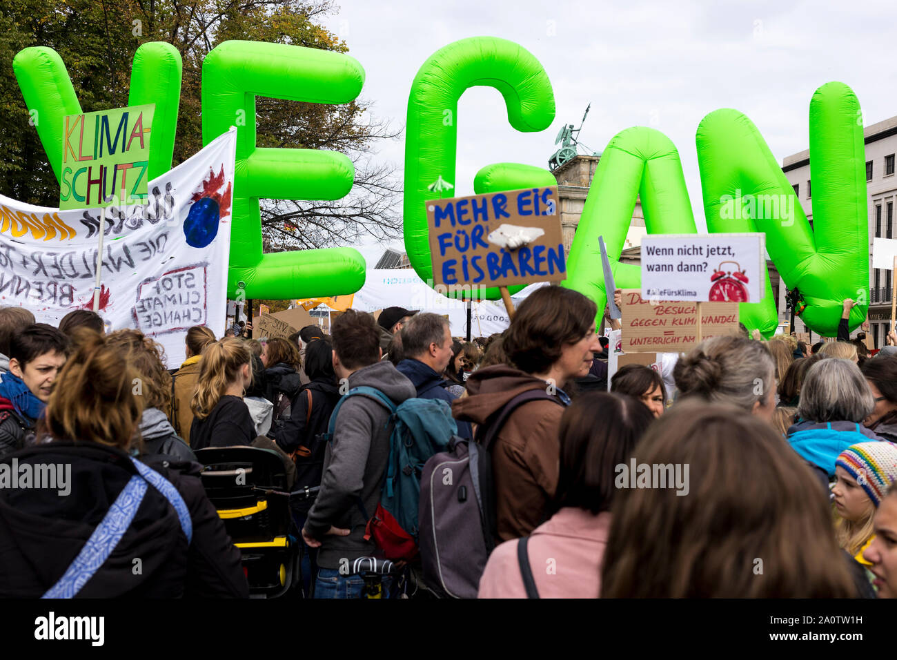 Berlin, Allemagne 20/09/2019 lettres gonflables épelant le mot VEGAN, introduit par PETA Allemagne à la démonstration pour les Vendredis Banque D'Images